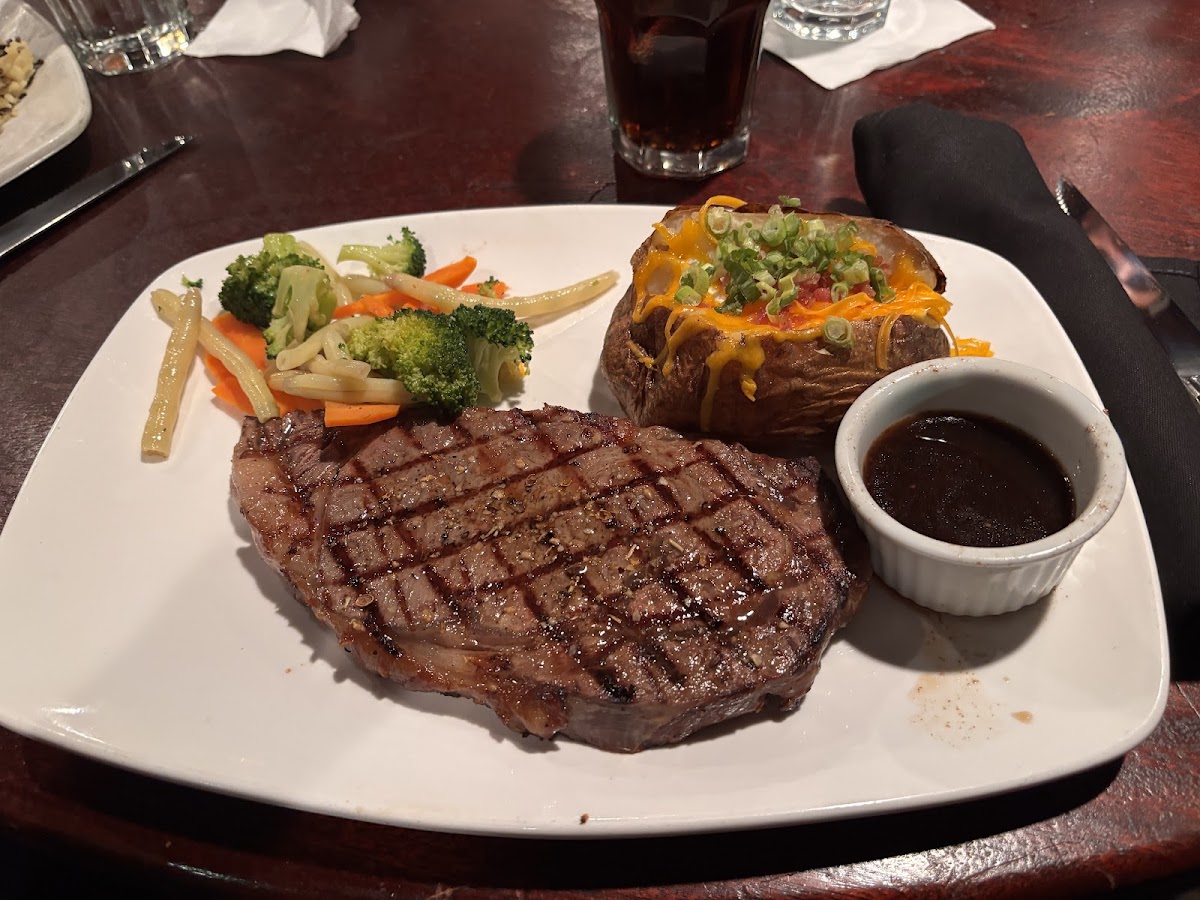 Bâton Rouge Grillhouse & Bar — Restaurant